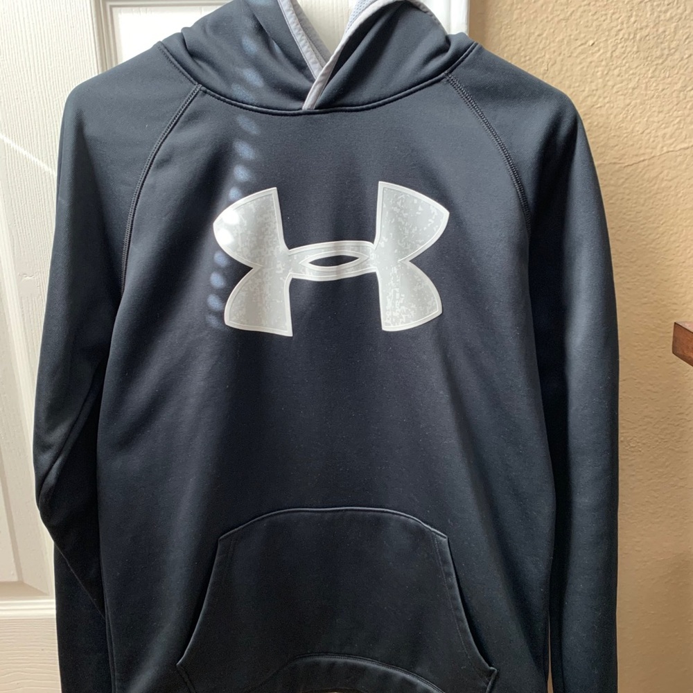 Under Armour Sports Sweater like new.